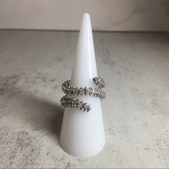 Kendra Scott Jewelry - NWOT Kendra Scott Silver Beck Band Ring